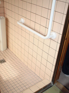 介護支援を受けての手すり工事 風呂場
